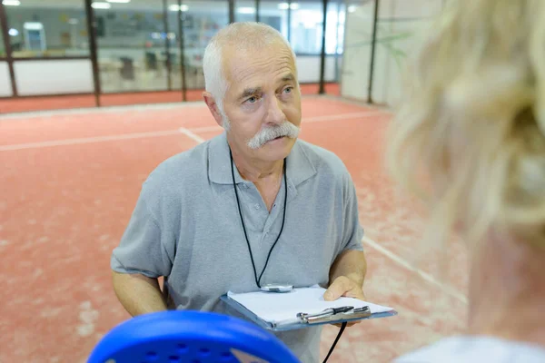 Profesyonel Tenis Antrenörü Tenis Oyuncusuyla Konuşuyor — Stok fotoğraf