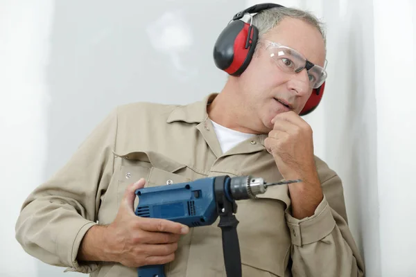 Uomo Pensando Forare Muro Con Perforatore — Foto Stock