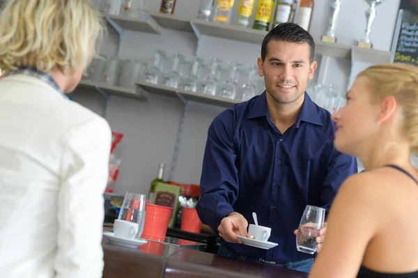 고객을 섬기는 술집에서 일하는 고용인 — 스톡 사진