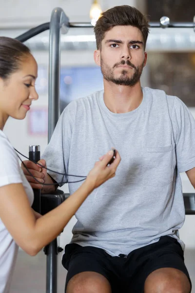 Genç Kadın Spor Salonunda Bir Erkekle Kişisel Antrenör — Stok fotoğraf