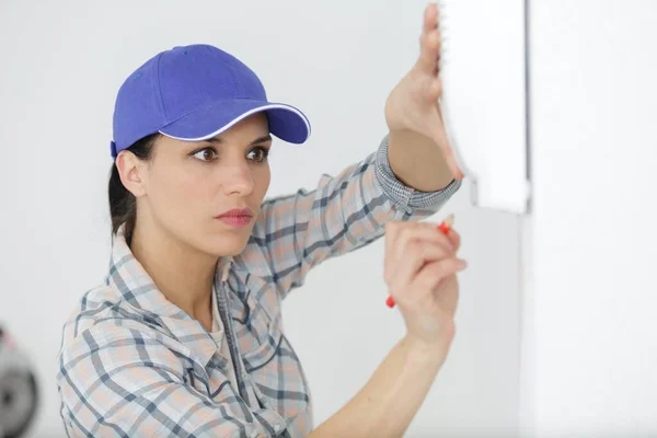 Mulher Bonita Casual Fazendo Obras Casa — Fotografia de Stock