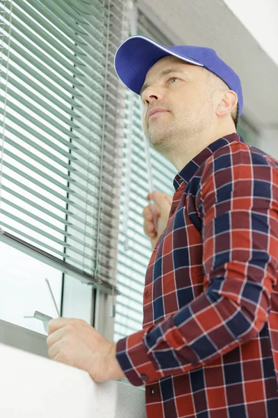 Man Testen Blinds Ramen — Stockfoto