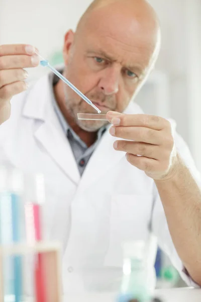 Técnico Laboratório Masculino Concentrando Fazendo Pesquisa Médica — Fotografia de Stock