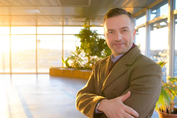 Ritratto Uomo Affari Felice Piedi Nella Sala Dei Seminari — Foto Stock