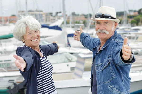 Seniorenpaar Mit Offenen Armen — Stockfoto