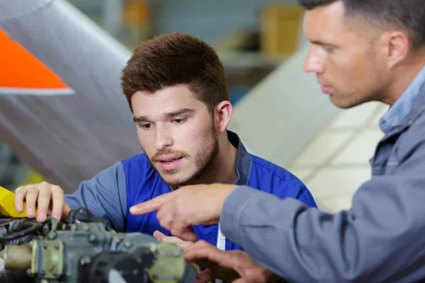 Ervaren Automonteur Scannen Interpreteren Van Motor — Stockfoto