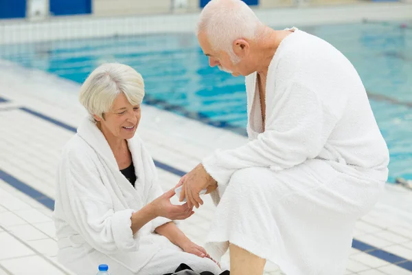 Portret Van Senior Paar Balneotherapie — Stockfoto