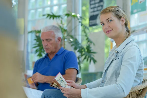 Diferentes Personas Sentadas Una Sala Espera — Foto de Stock