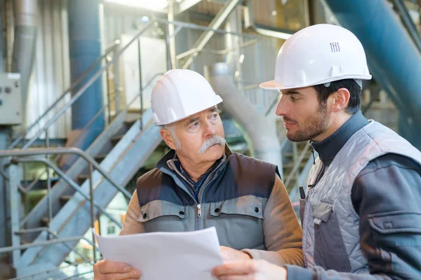 Dos Ingenieros Masculinos Fábrica Fabricación Industrial Mirando Los Planes — Foto de Stock