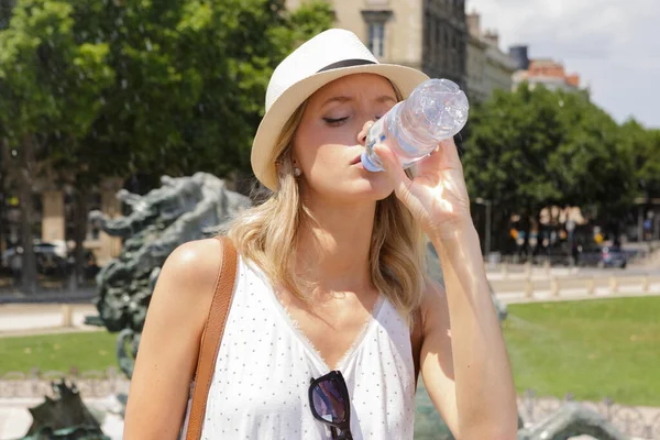Młoda Piękna Kobieta Pije Wodę Parku — Zdjęcie stockowe