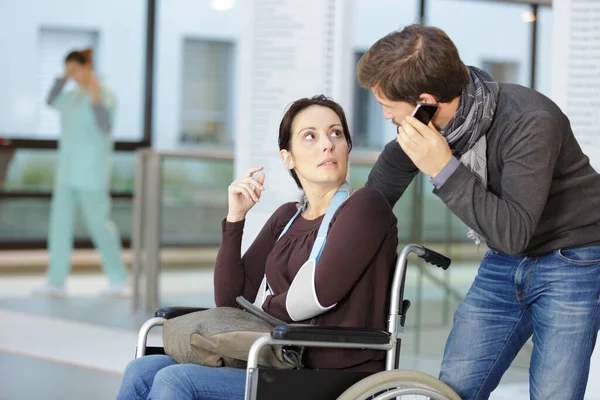 Jonge Mannelijke Vrijwilliger Aan Telefoon Vrouw Rolstoel — Stockfoto