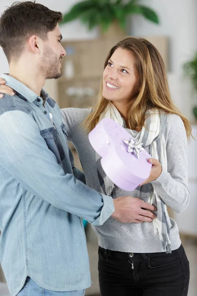 Gelukkig Vrouw Houden Liefde Hart Gescheten Gift — Stockfoto