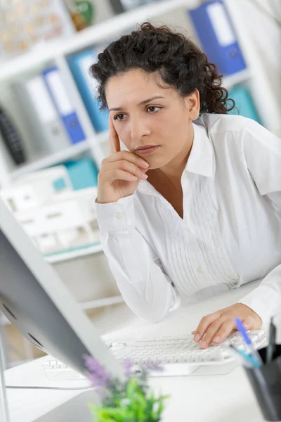 Una Mujer Escribiendo Teclado —  Fotos de Stock