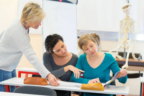 Professeur Emmenant Aux Étudiants — Photo