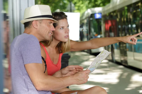 Menschen Warten Busbahnhof Auf Einen Bus — Stockfoto