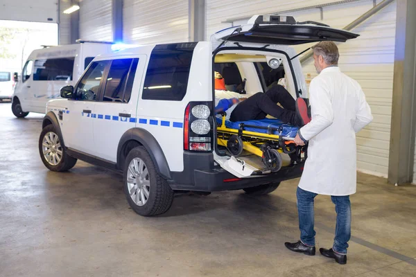 Barella Carico Paramedica Nel Retro Dell Ambulanza — Foto Stock