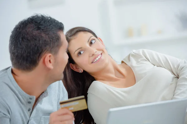 Pareja Joven Con Tarjeta Crédito Portátil — Foto de Stock