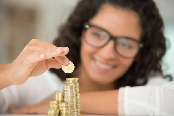 Una Mujer Está Ahorrando Monedas — Foto de Stock