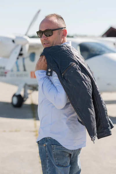 Hombre Caminando Hacia Jet — Foto de Stock