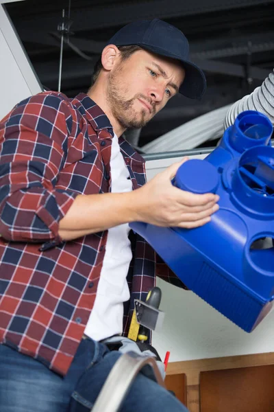 Trabajador Que Comprueba Tubería Ventilación — Foto de Stock