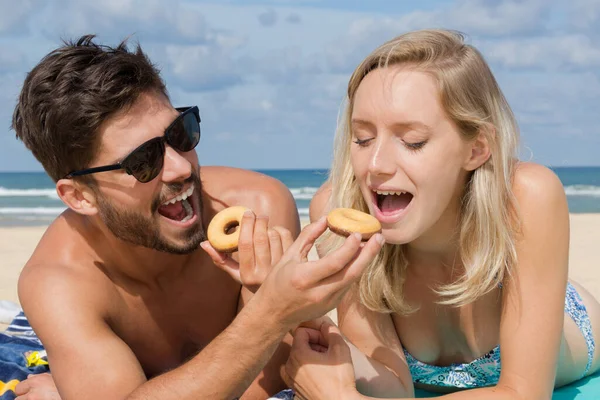 Casal Fazendo Piquenique Praia — Fotografia de Stock