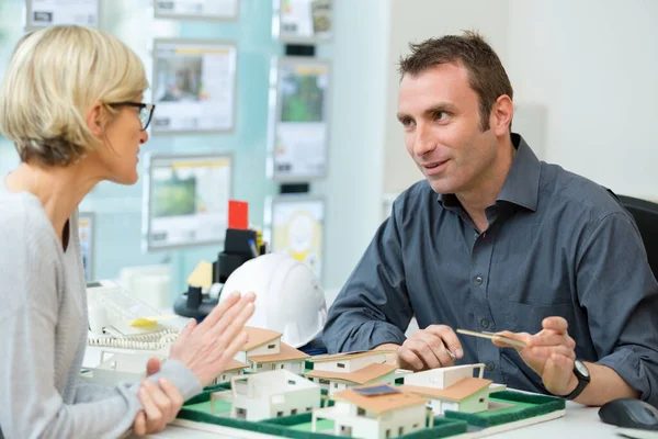 Commercial Real Estate Talking Model — Stock Photo, Image