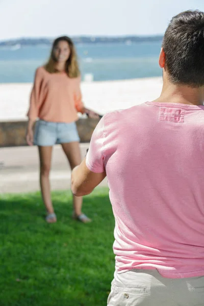 Jovem Casal Sorrindo Jogando Badminton Parque — Fotografia de Stock