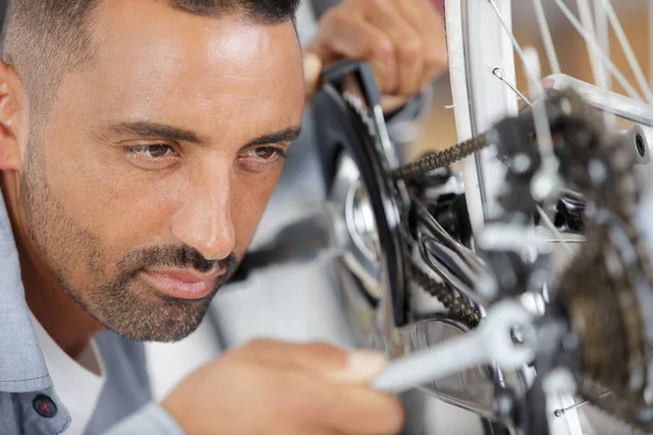 Man Repareert Fiets Thuis — Stockfoto