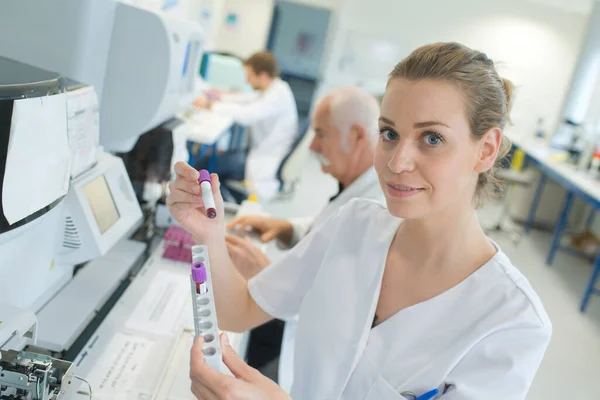 Mujer Científica Que Trabaja Laboratorio Con Sangre — Foto de Stock