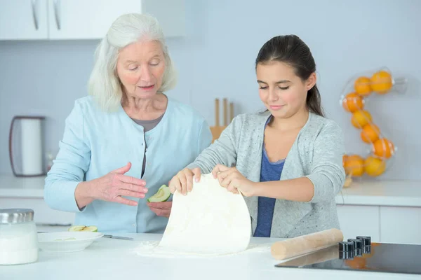 Grootmoeder Bakken Met Haar Tiener Kleindochter — Stockfoto