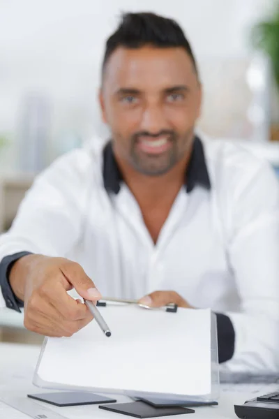 Homem Pede Assinatura Escritório — Fotografia de Stock