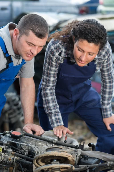 Mechaniker Und Mechaniker Untersuchen Motor Freien — Stockfoto