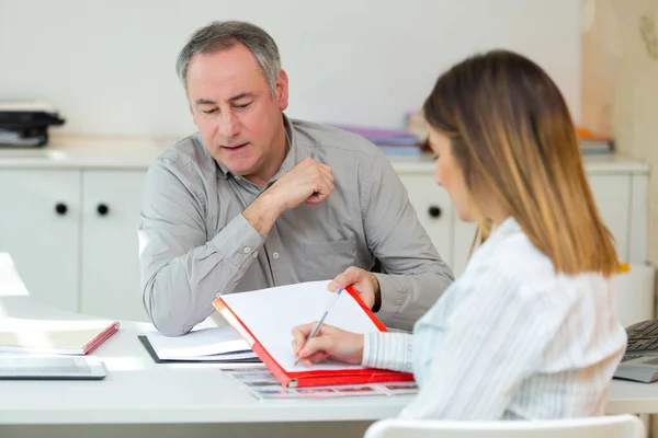 Gut Aussehende Professionelle Therapeutin Erklärt Ihre Notizen — Stockfoto