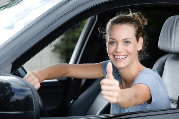 Χαρούμενος Ιδιοκτήτης Αυτοκινήτου Κοιτάζοντας Κάμερα Δείχνει Αντίχειρες Προς Πάνω — Φωτογραφία Αρχείου