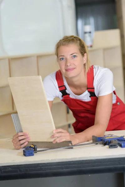 Weibliche Holzbearbeitung Messung Verarbeiteten Holzes — Stockfoto