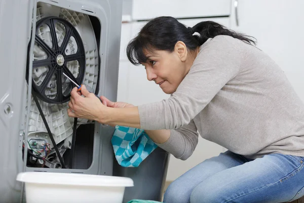 Mogen Kvinna Försöker Fixa Läcka Hemma — Stockfoto