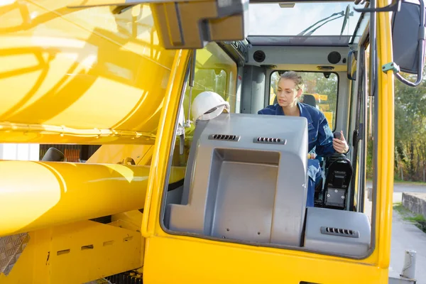 Fabrieksarbeider Met Kraan — Stockfoto