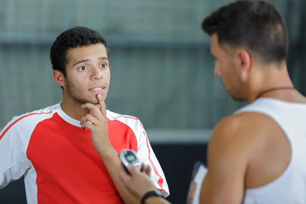 Treinador Jogo Futebol Falando Indoor — Fotografia de Stock