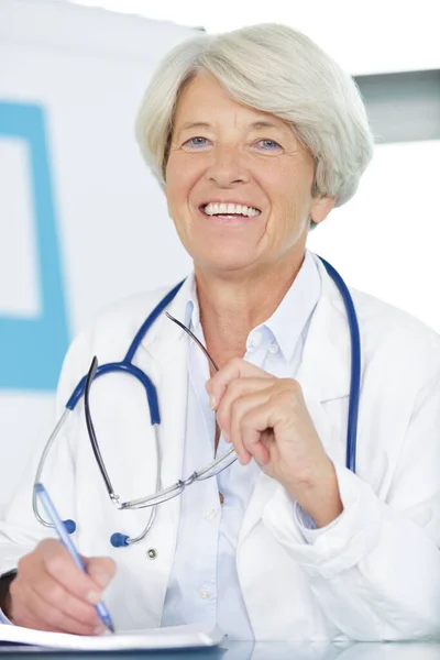 Médico Sênior Feliz Escrevendo Notas — Fotografia de Stock