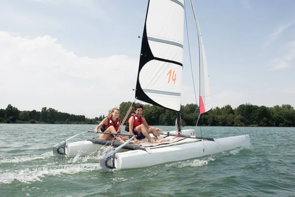 Jong Koppel Stuurinrichting Een Catamaran — Stockfoto