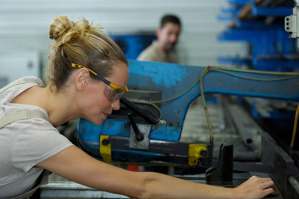 Trabalhador Feminino Usando Máquinas Sujas Fábrica — Fotografia de Stock