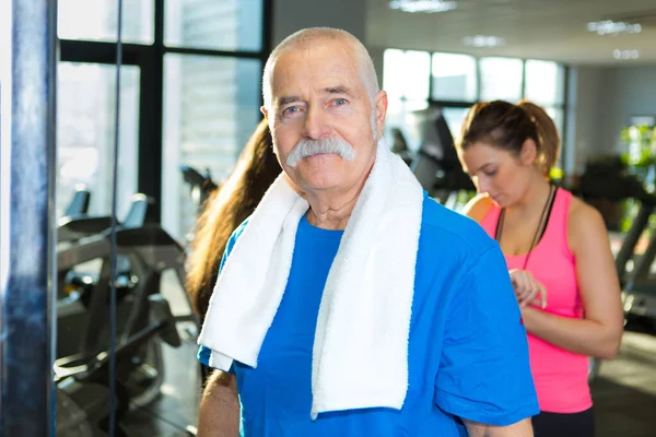 Porträt Eines Aktiven Seniors Fitnessstudio — Stockfoto