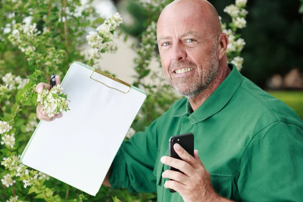 Elinde Dosya Telefon Tutan Bahçıvan — Stok fotoğraf