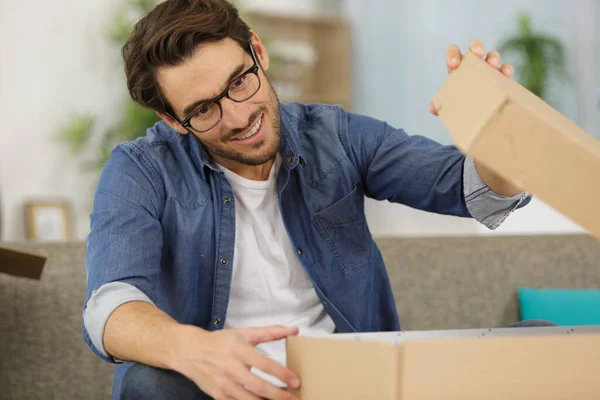 Evdeki Mutlu Adam Bir Karton Kutuyu Açıyor — Stok fotoğraf