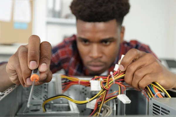 Junger Mann Repariert Motherboard Vom — Stockfoto