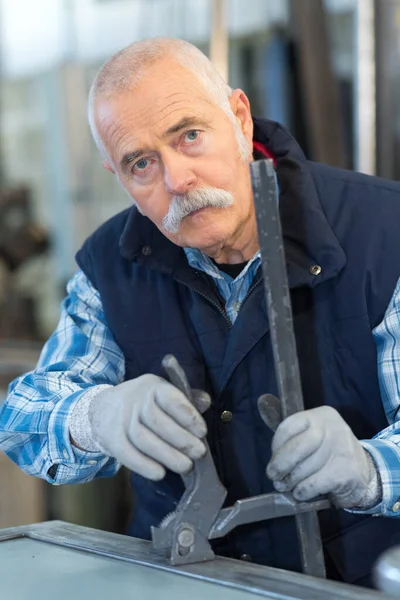 Fabrikarbeiter Mit Industriellen Klemmen — Stockfoto