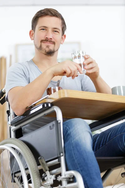 Ein Mann Rollstuhl Trinkt Wasser — Stockfoto