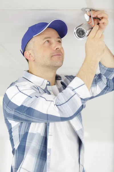 Opdrachtnemer Installeert Bewakingscamera Kantoor — Stockfoto