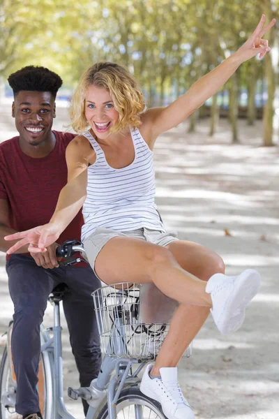 Porträt Eines Gemischten Paares Auf Dem Fahrrad — Stockfoto