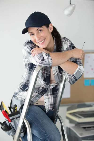 Femme Heureuse Debout Sur Une Échelle — Photo